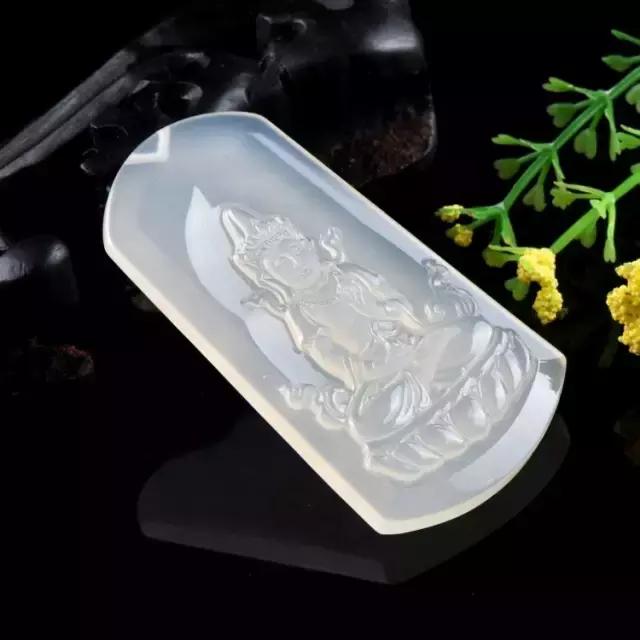 黄龙玉手镯费料,导致黄龙玉手镯价格高?