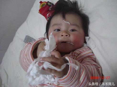 宝宝爱吃手家长应该怎么应对,宝宝喜欢吃纸是怎么回事