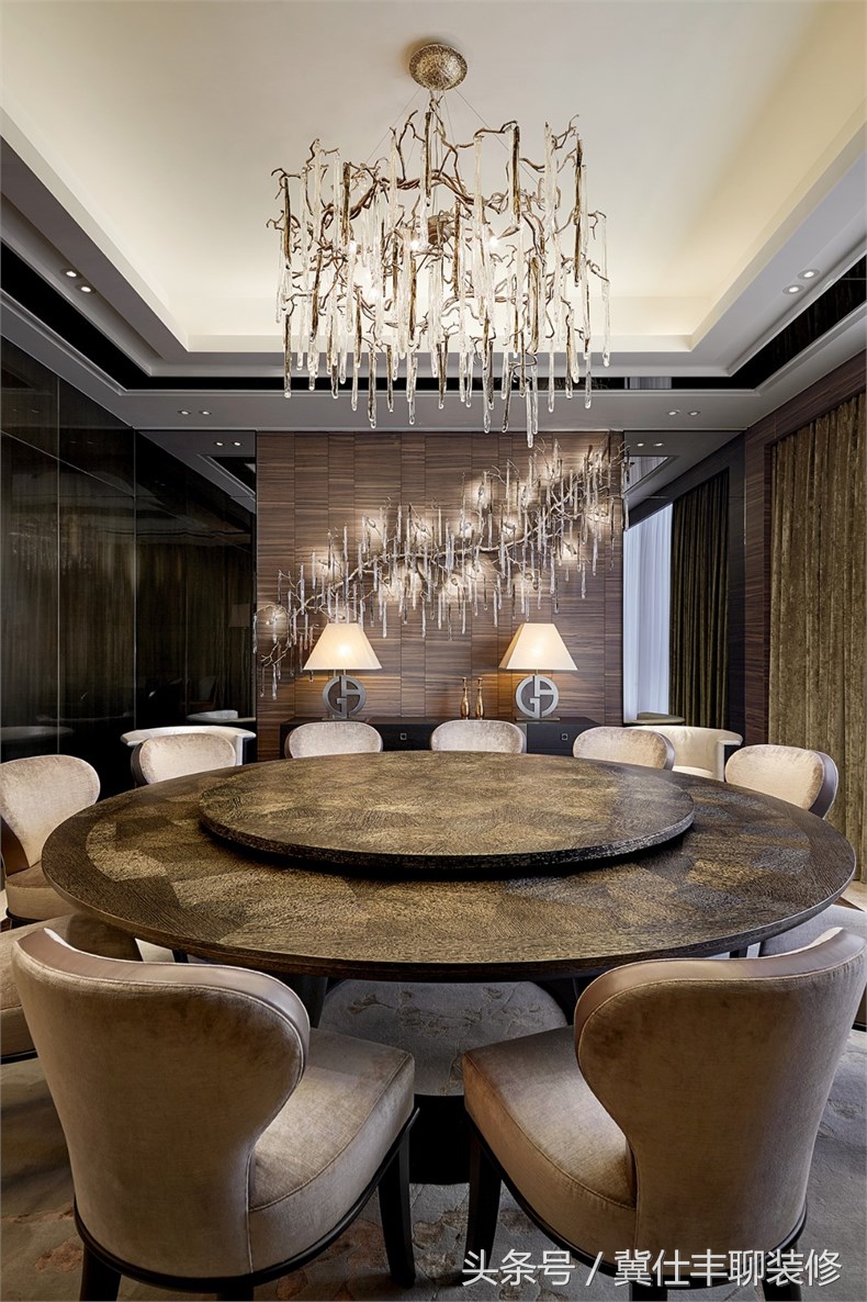 富豪的两栋别墅连为一体,一栋家人住,另一栋招待客人