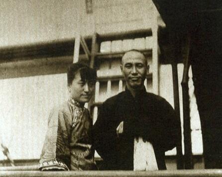 蒋介石苦追宋美龄，怎样与这三个女人一步步撇清关系？