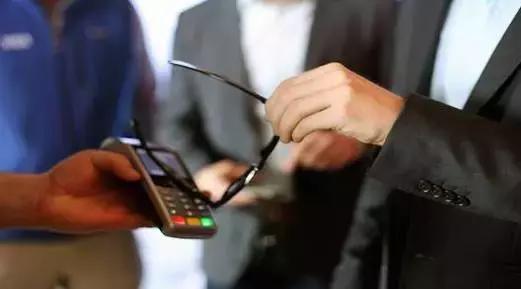 太阳眼镜支付、虎口植入员工证？歪果仁会玩系列