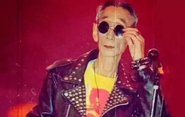 图是认真的，他们的衣橱里只有一件衣服：皮夹克