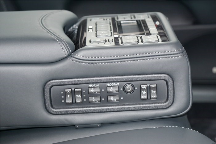 238万的雷克萨斯LS600，能和宝马奔驰对抗的日系车！