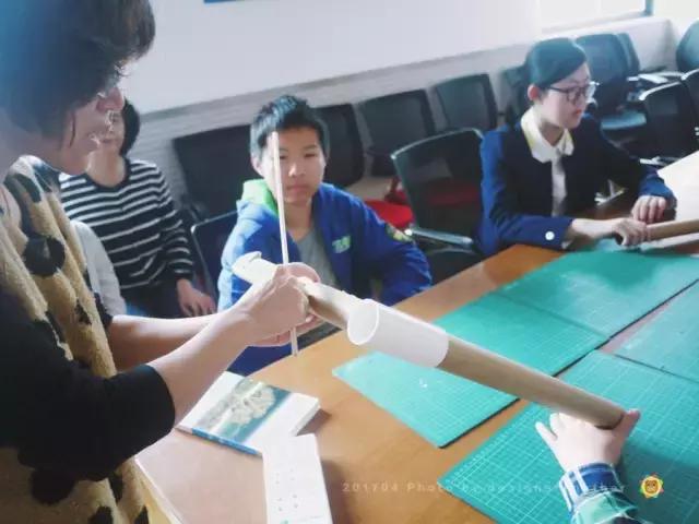 小朋友搭建小屋视频,户外小屋搭建