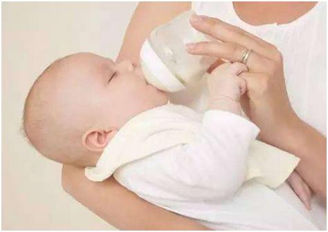 奶粉喂养宝宝不喝开水怎么办,婴儿不喝水可以把奶粉调稀一点吗