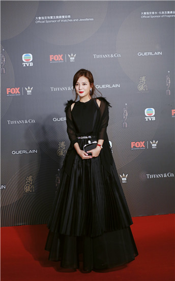 赵薇和范冰冰同穿西装,赵薇穿黑色衣服的图片