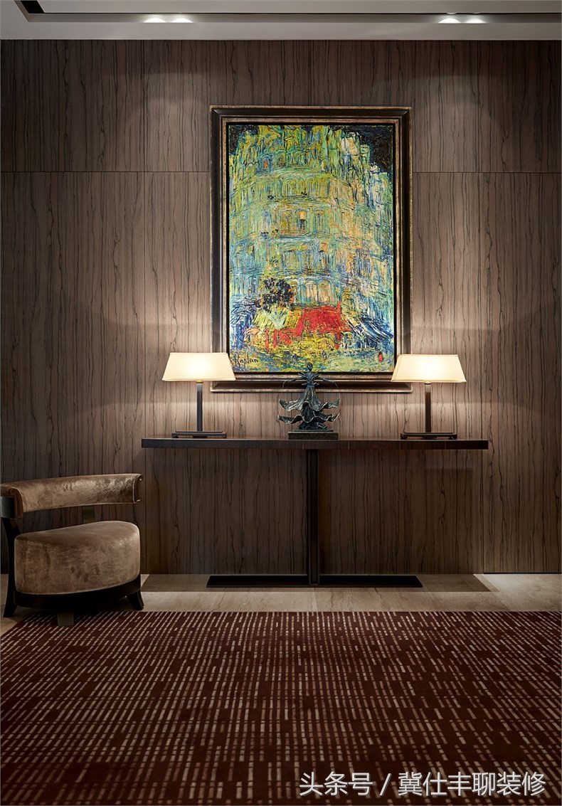 富豪的两栋别墅连为一体,一栋家人住,另一栋招待客人