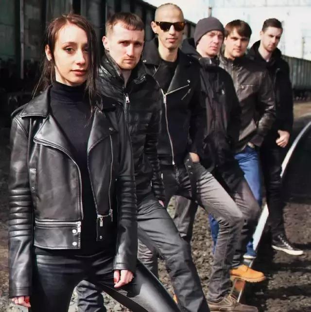 图是认真的，他们的衣橱里只有一件衣服：皮夹克