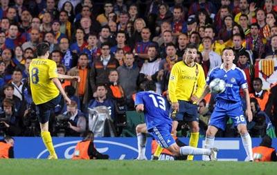 水牛埃辛怒了！印尼联赛中死球时间被爆射，怒追22岁小将！