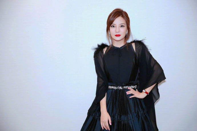 赵薇和范冰冰同穿西装,赵薇穿黑色衣服的图片