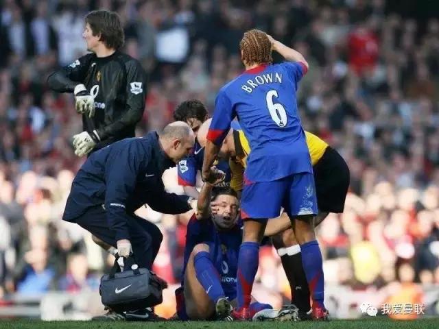 他拒绝亲吻曼联队徽，却为红魔断腿流血从不后悔！这才是真斗士