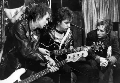 图是认真的，他们的衣橱里只有一件衣服：皮夹克