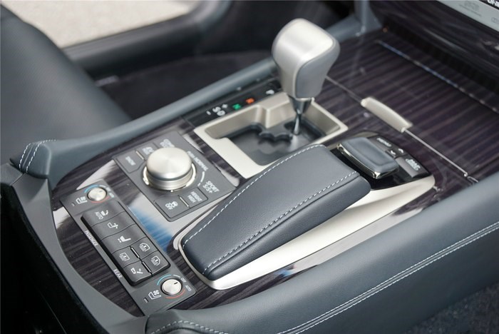 238万的雷克萨斯LS600，能和宝马奔驰对抗的日系车！