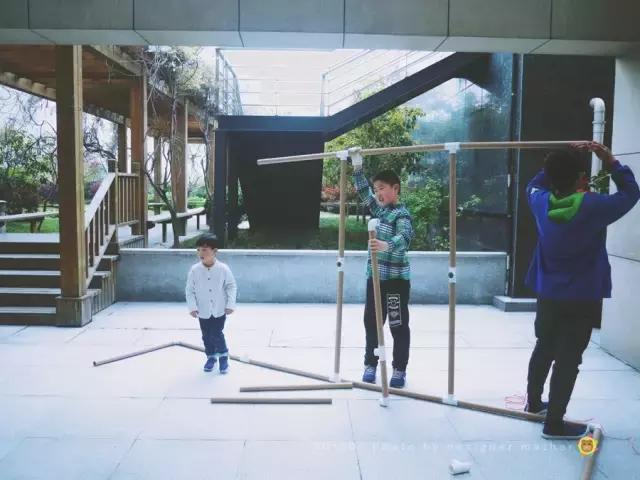 小朋友搭建小屋视频,户外小屋搭建