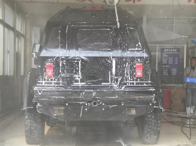 1500万骑士十五世去洗车,洗车人员直摇头:装甲车我们洗不了