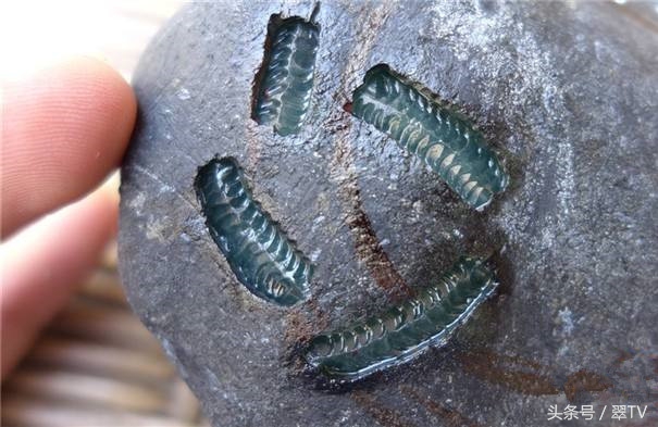 翡翠赌石知识和赌石技巧大全,揭秘翡翠赌石的神秘面纱