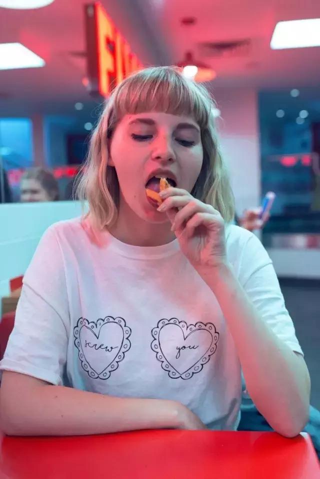 今年t恤怎么穿好看炸了,今年时髦宽松t恤