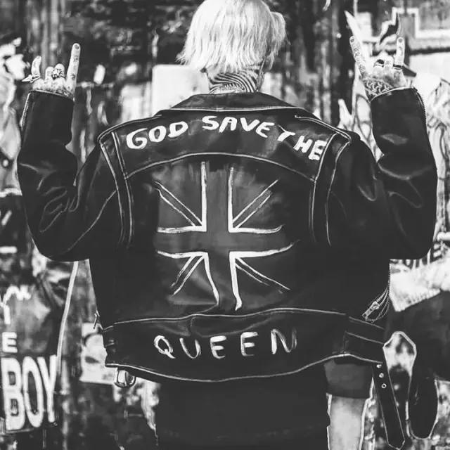 图是认真的，他们的衣橱里只有一件衣服：皮夹克