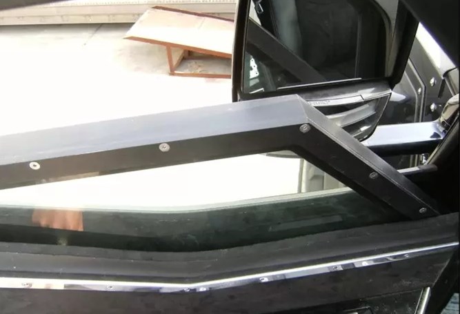 1500万骑士十五世去洗车,洗车人员直摇头:装甲车我们洗不了