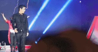 女生生西瓜,妹子吃冰镇西瓜拉肚子