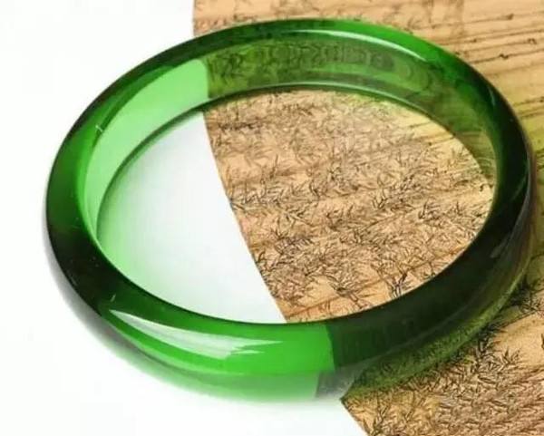 有些人为了这些与翡翠相似的玉石而倾家荡产！