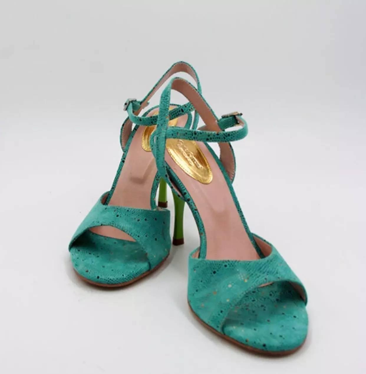 有款很贵却很丑的拖鞋,一双几十块的拖鞋值得买吗