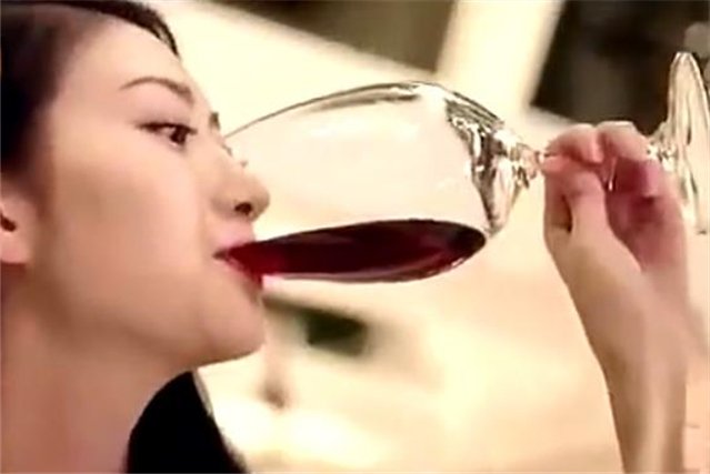 男子租个女友糊弄父母,糊里糊涂做了一件事,让自己痛苦缠身