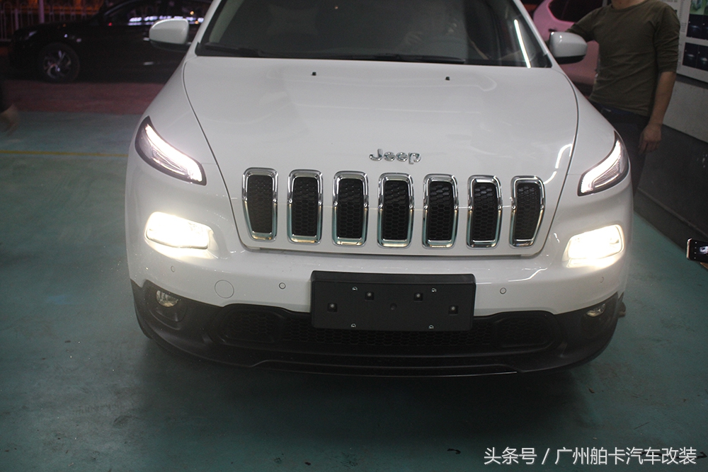 吉普自由光改装照片,吉普自由光车灯升级案例