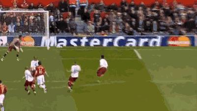 他拒绝亲吻曼联队徽，却为红魔断腿流血从不后悔！这才是真斗士