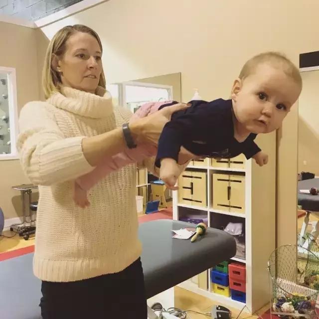 宝宝头部不稳定是什么原因,宝宝头部下垂是什么原因