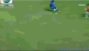 水牛埃辛怒了！印尼联赛中死球时间被爆射，怒追22岁小将！