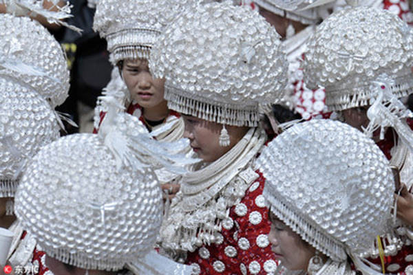 谁说贵州“人无三分银”，一套苗族盛装全是银，何止三分？