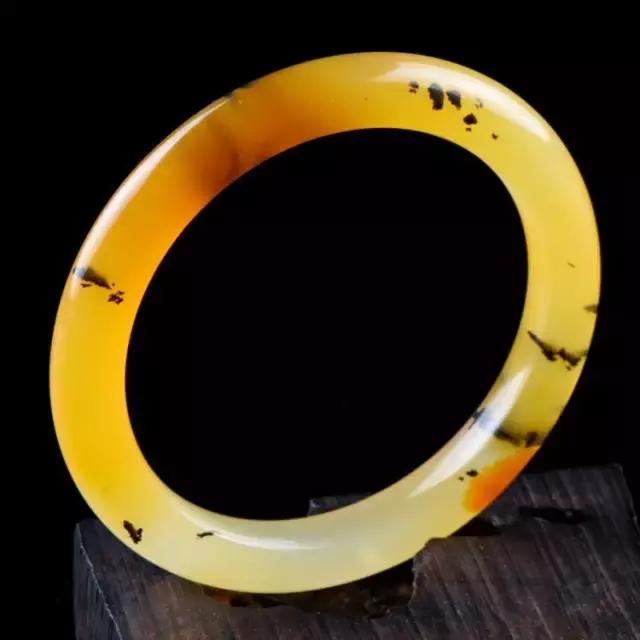 黄龙玉手镯费料,导致黄龙玉手镯价格高?