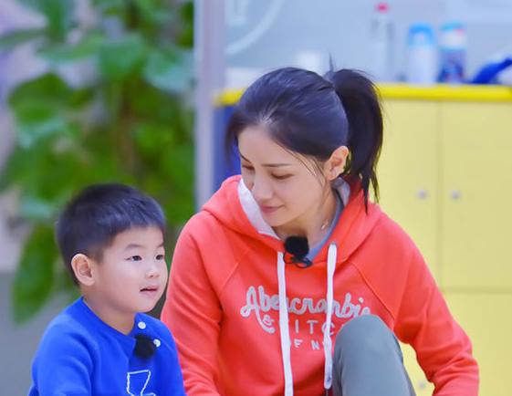 东北宋仲基告诉你：少女颜妈妈如何保养｜深扒胡可护肤彩妆