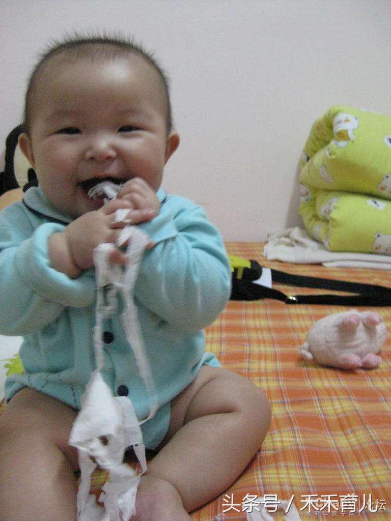 宝宝爱吃手家长应该怎么应对,宝宝喜欢吃纸是怎么回事