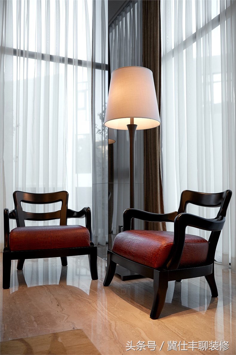 富豪的两栋别墅连为一体,一栋家人住,另一栋招待客人