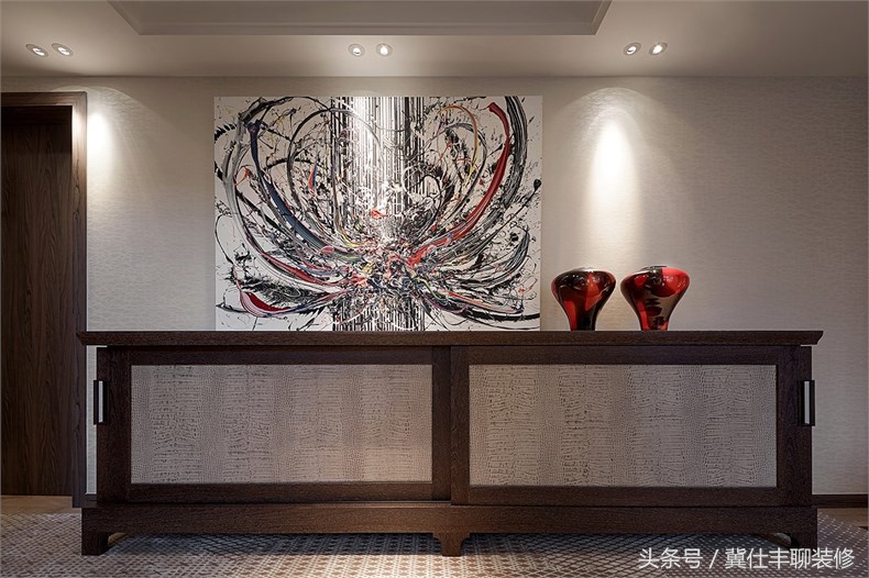 富豪的两栋别墅连为一体,一栋家人住,另一栋招待客人