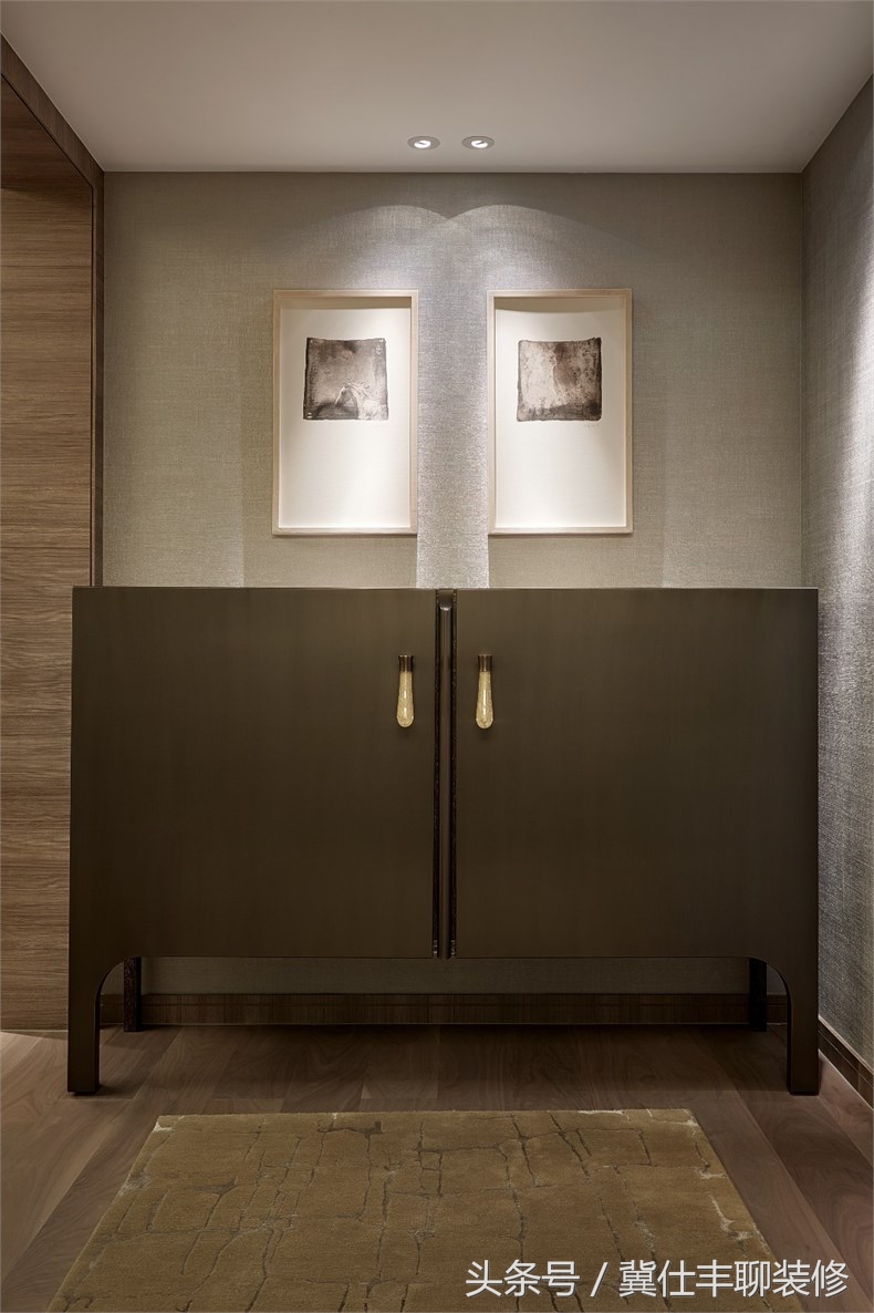 富豪的两栋别墅连为一体,一栋家人住,另一栋招待客人