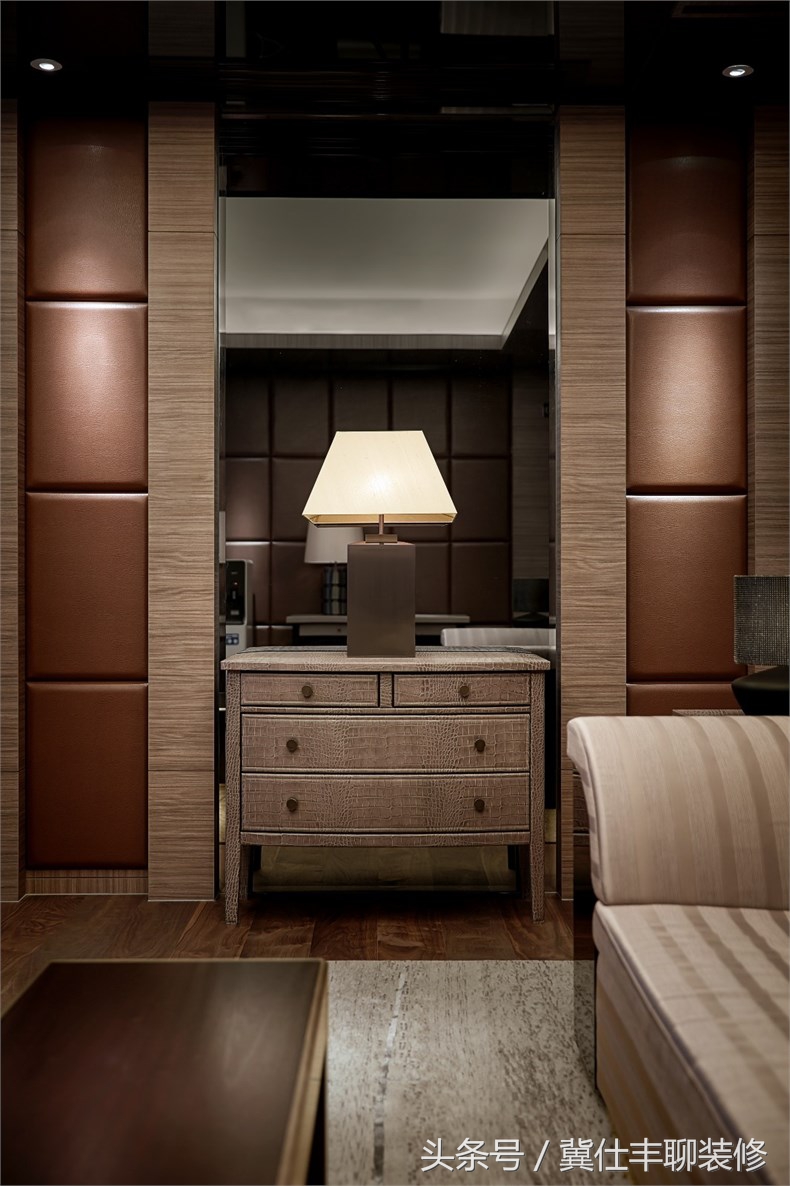 富豪的两栋别墅连为一体,一栋家人住,另一栋招待客人