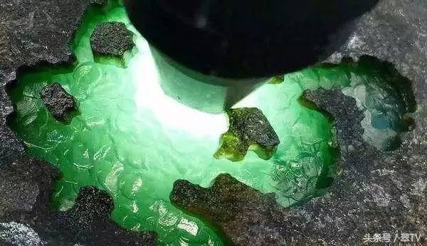 翡翠赌石知识和赌石技巧大全,揭秘翡翠赌石的神秘面纱