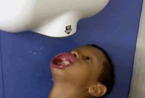 滑板的轮子底里面东西掉了怎么办,滑板的轮子掉了怎么安回去双翘板