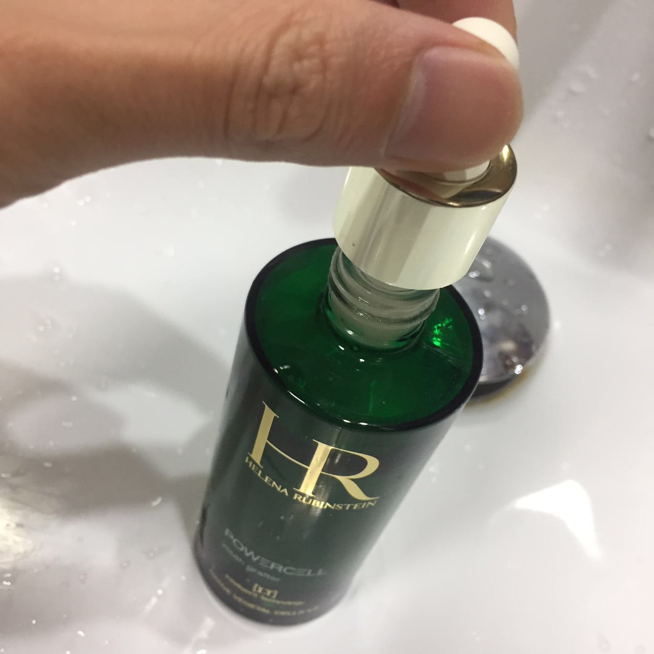 赫莲娜绿宝瓶精华敏感肌用了刺痛,敏感肌用赫莲娜哪一款