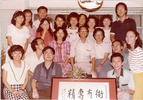 头号陶贩:从地摊卖烟灰缸到台湾80%的茶人茶馆都用他做的茶器