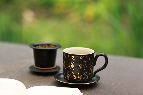 头号陶贩:从地摊卖烟灰缸到台湾80%的茶人茶馆都用他做的茶器