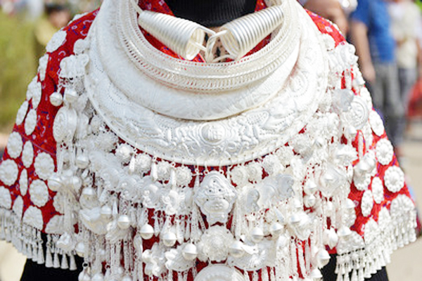 谁说贵州“人无三分银”，一套苗族盛装全是银，何止三分？