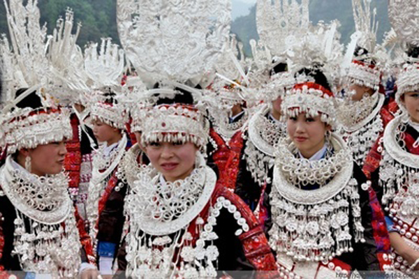 谁说贵州“人无三分银”，一套苗族盛装全是银，何止三分？