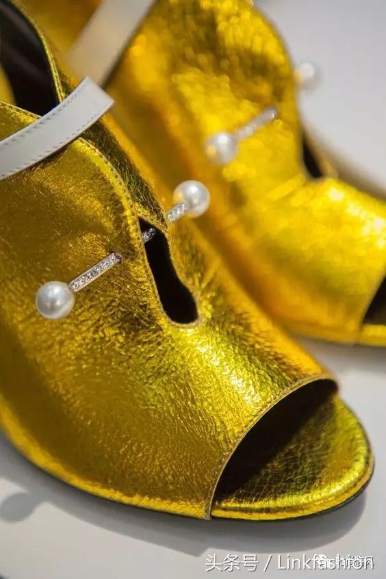 一双鞋,火过大牌包