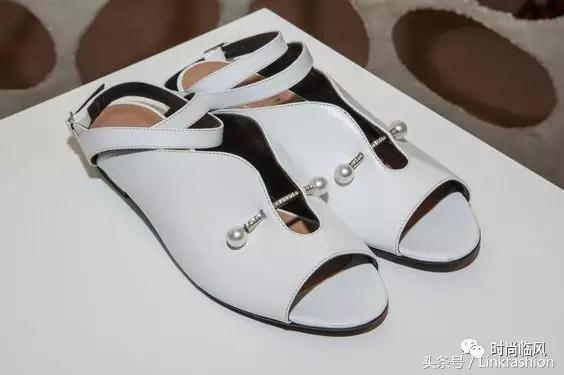 一双鞋,火过大牌包