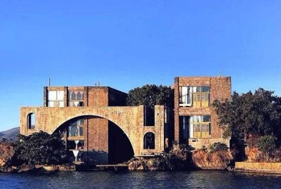 杨丽萍大理酒店暂停营业，网友反映：5000块左右是日常价格