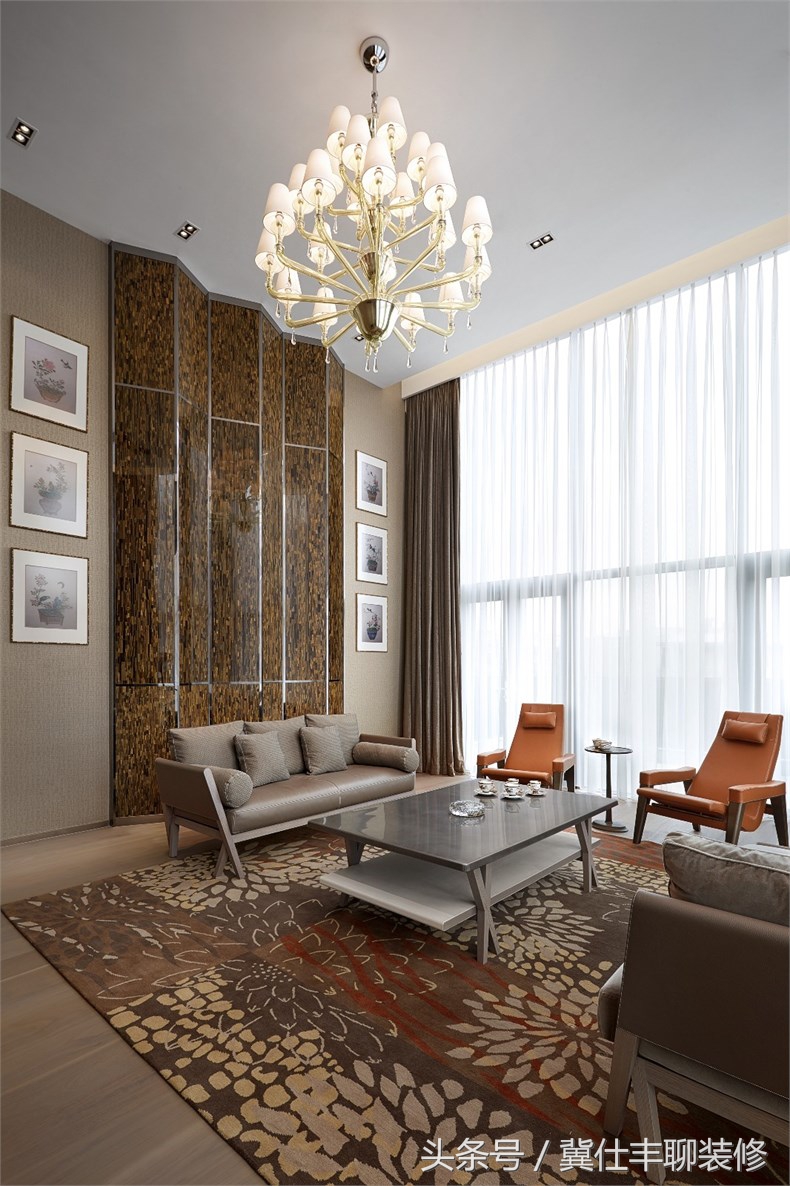 富豪的两栋别墅连为一体,一栋家人住,另一栋招待客人